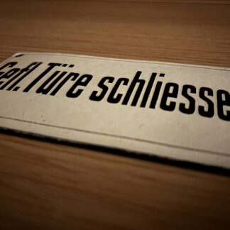 Emailschild „Gefl. Türe schliessen“